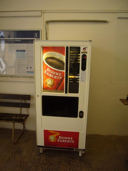 Automat Douwe Egberts na nádraží ve Starém Plzenci